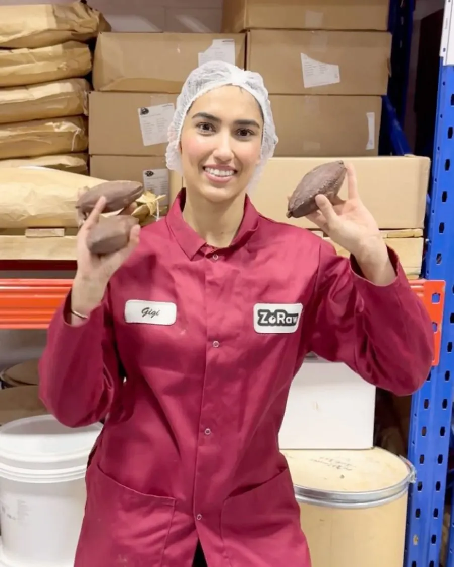 Gigi Gill, cofondatrice de ZoRaw Chocolates, tenant une barre ZoRaw